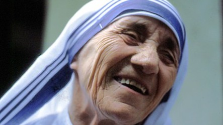 madre_teresa_de_calcutá_sorrindo disponível em https://pt.wikipedia.org/wiki/Madre_Teresa_de_Calcut%C3%A1#/media/Ficheiro:Mutter_Teresa_von_Kalkutta.jpg