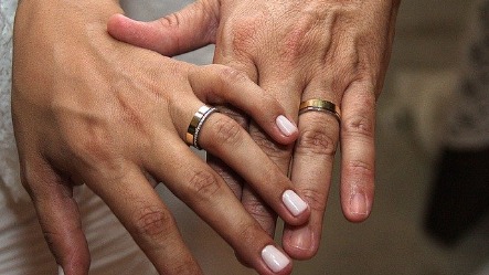 mãos_com_aliança_de_casamento