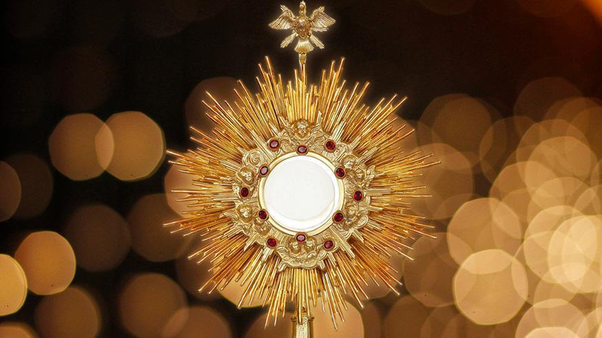 Fotografia de um sacramento dourado
