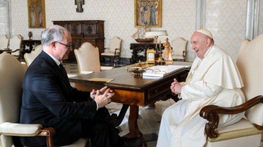Fotografia do prefeito de Roma conversando com o Papa Francisco